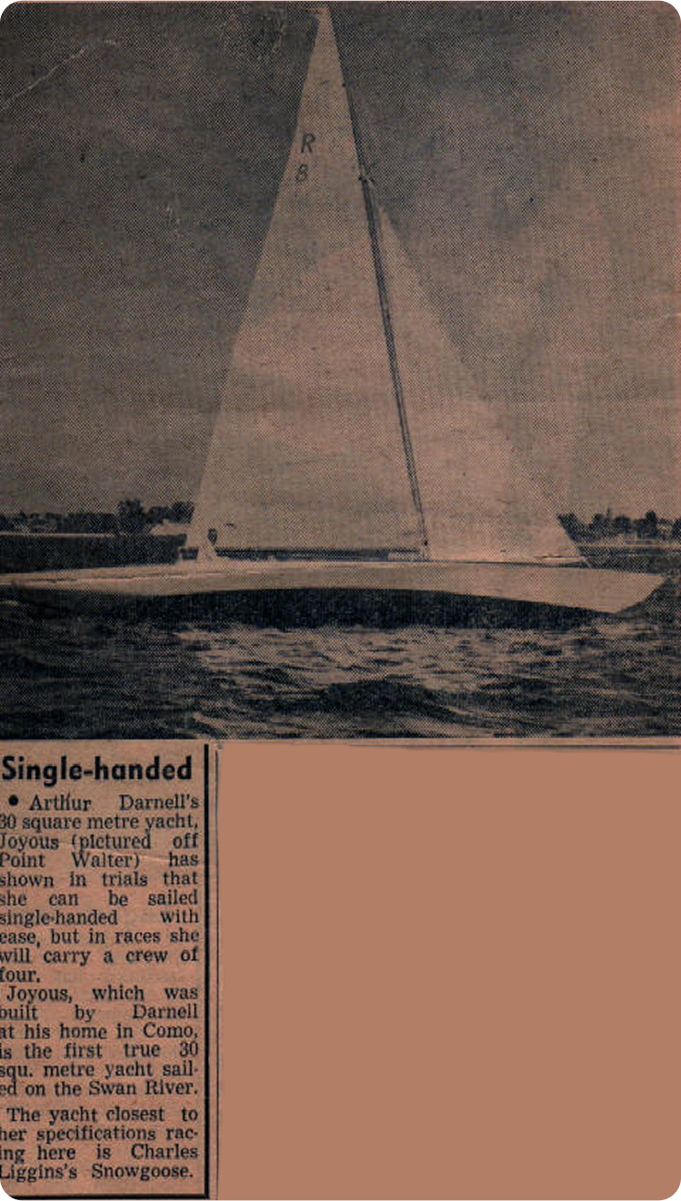 A vintage black-and-white newspaper photo of a single-masted Schärenkreuzer sailboat on the water, with trees in the distant background. The bottom of the image shows a partially visible article about this classic sailing yacht.